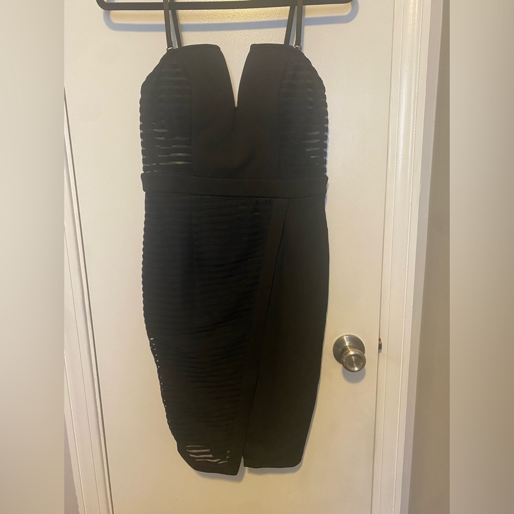 Adjustable / removable strap dress with structured V neck line.